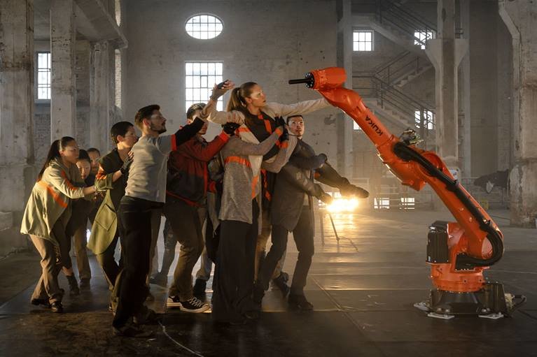 Virtual reality ballet in 360 degrees: KUKA robot on stage at the Staatstheater Augsburg